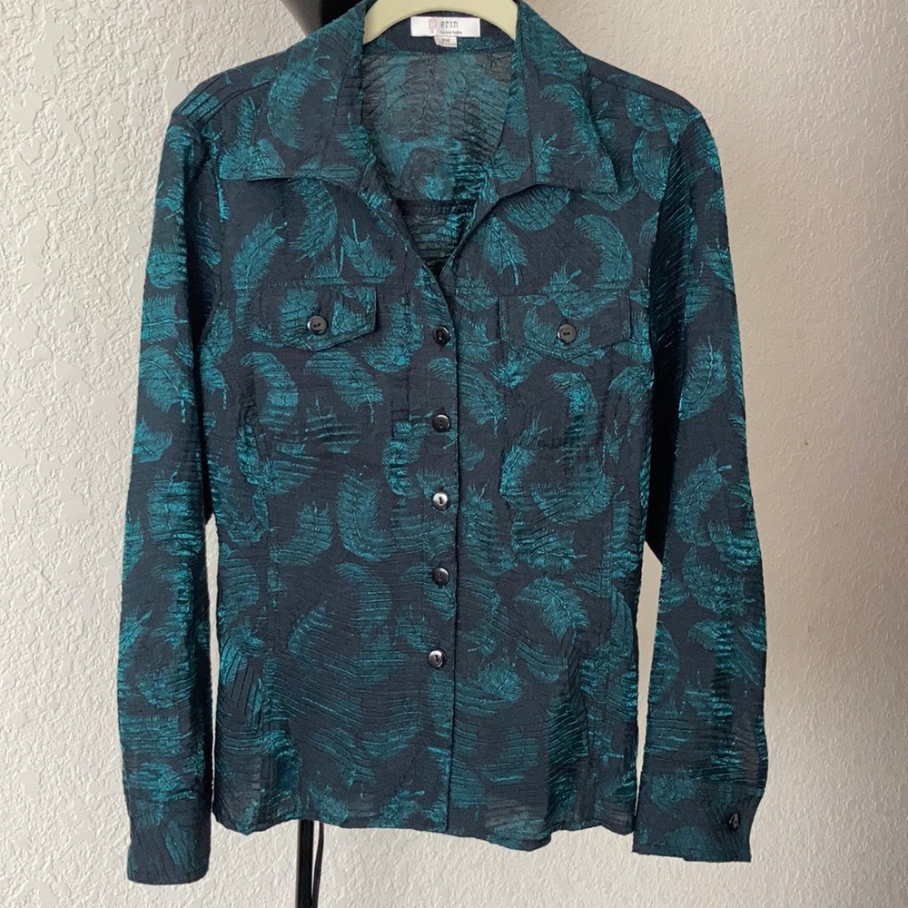 Leaf-print blouse in black and green